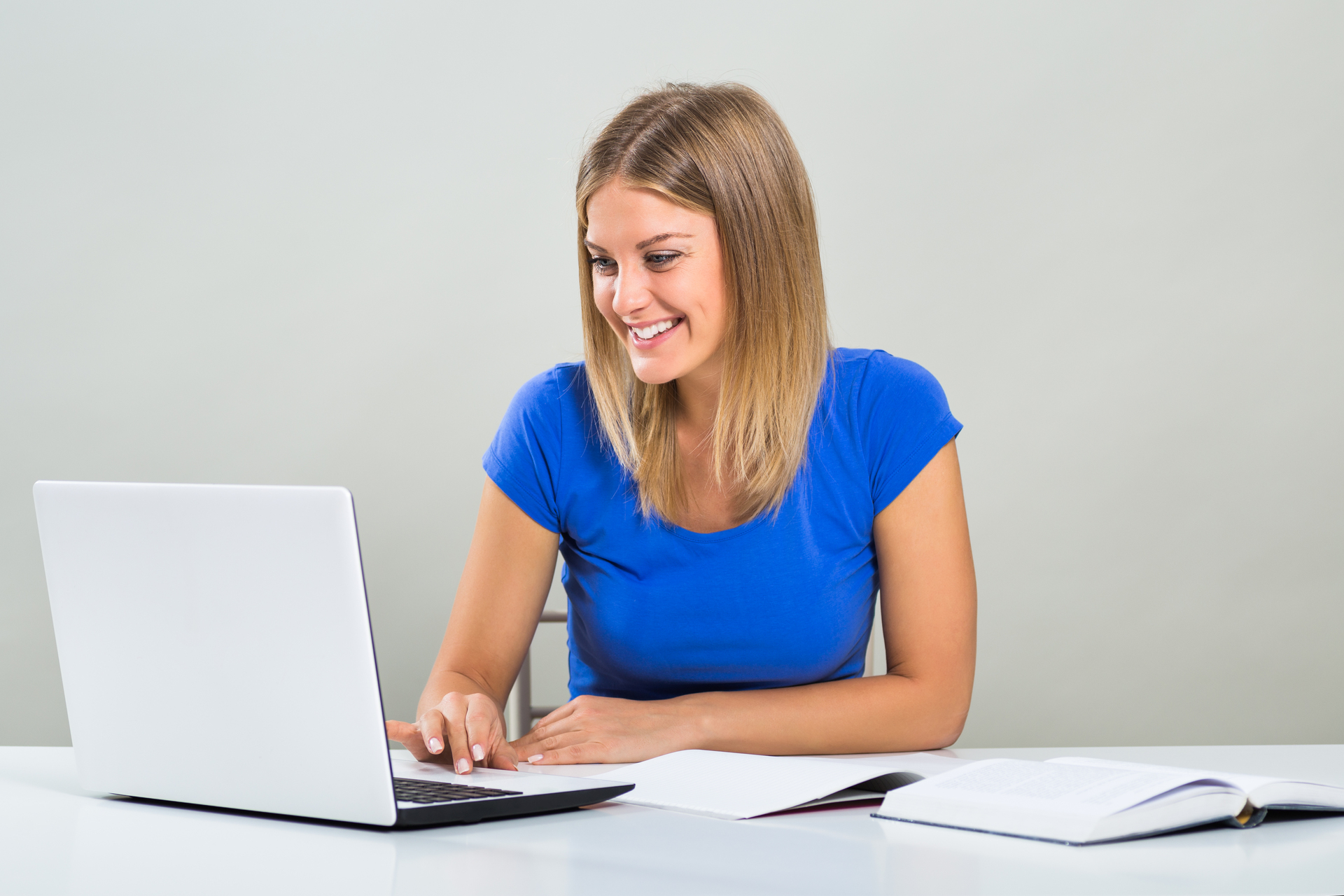 Kobieta korzystająca z platformy USOS UŚ na laptopie