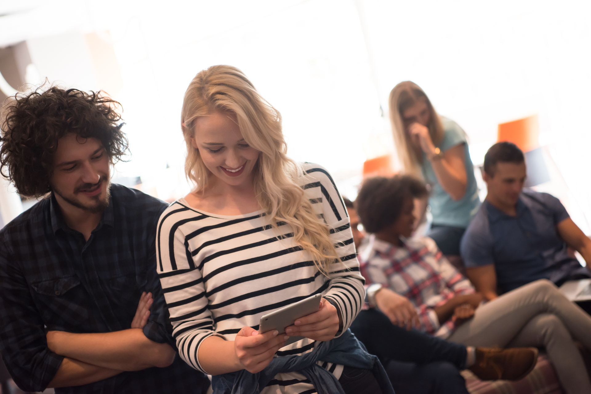Studenci Uniwersytetu Śląskiego korzystający z platformy USOS UŚ na tablecie